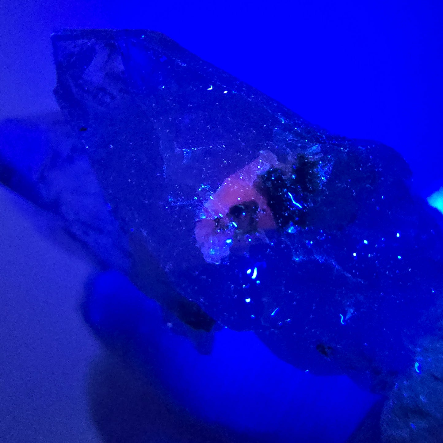 Quarz mit Epidot Hämatit, UV Calcit Streep Mine Goboboseb Namibia 42*21*15mm