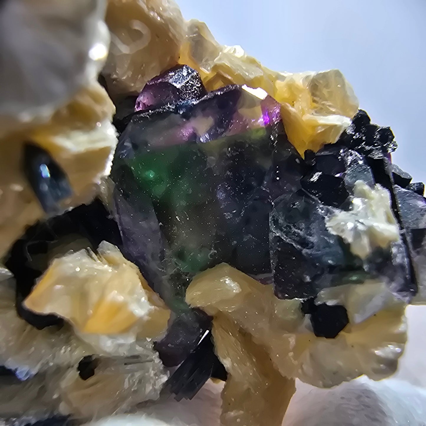 Fluorite fantôme colorée, hyalite, muscovite, tourmaline schol, Erongo, Namibie, 48 x 36 x 24 mm