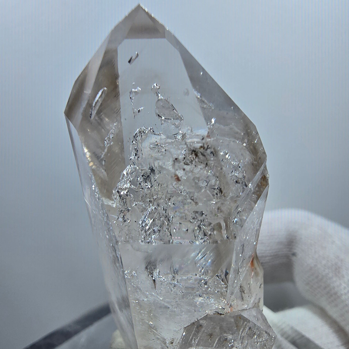 Sceptre en quartz fumé fantôme lémurien, scène de la Saint-Valentin, Goboboseb de poche, Namibie, 64 x 29 x 20 mm
