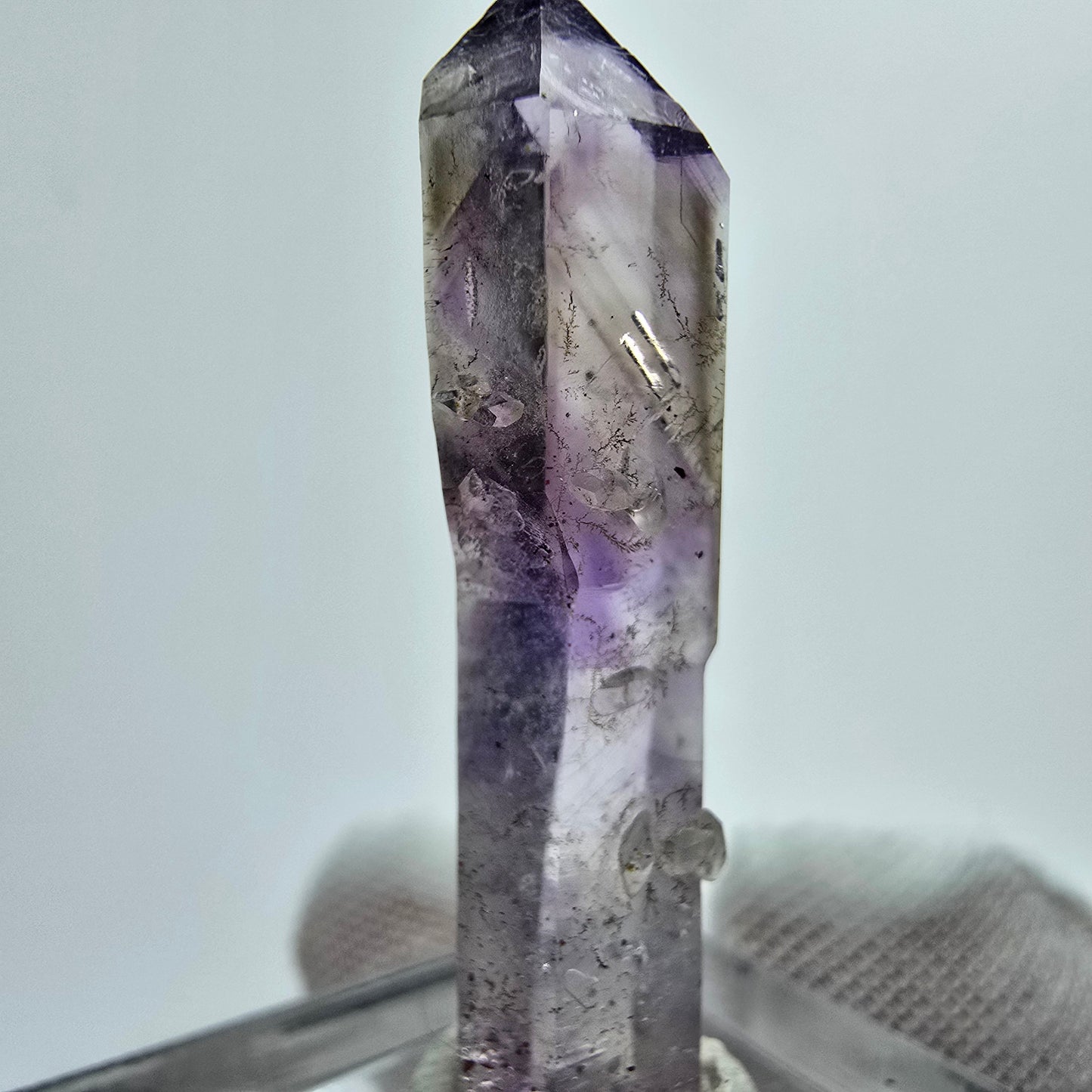 Phantom Amethyst Hämatit Zepter mit UV Calcit Goboboseb, Namibia 35*9*6mm
