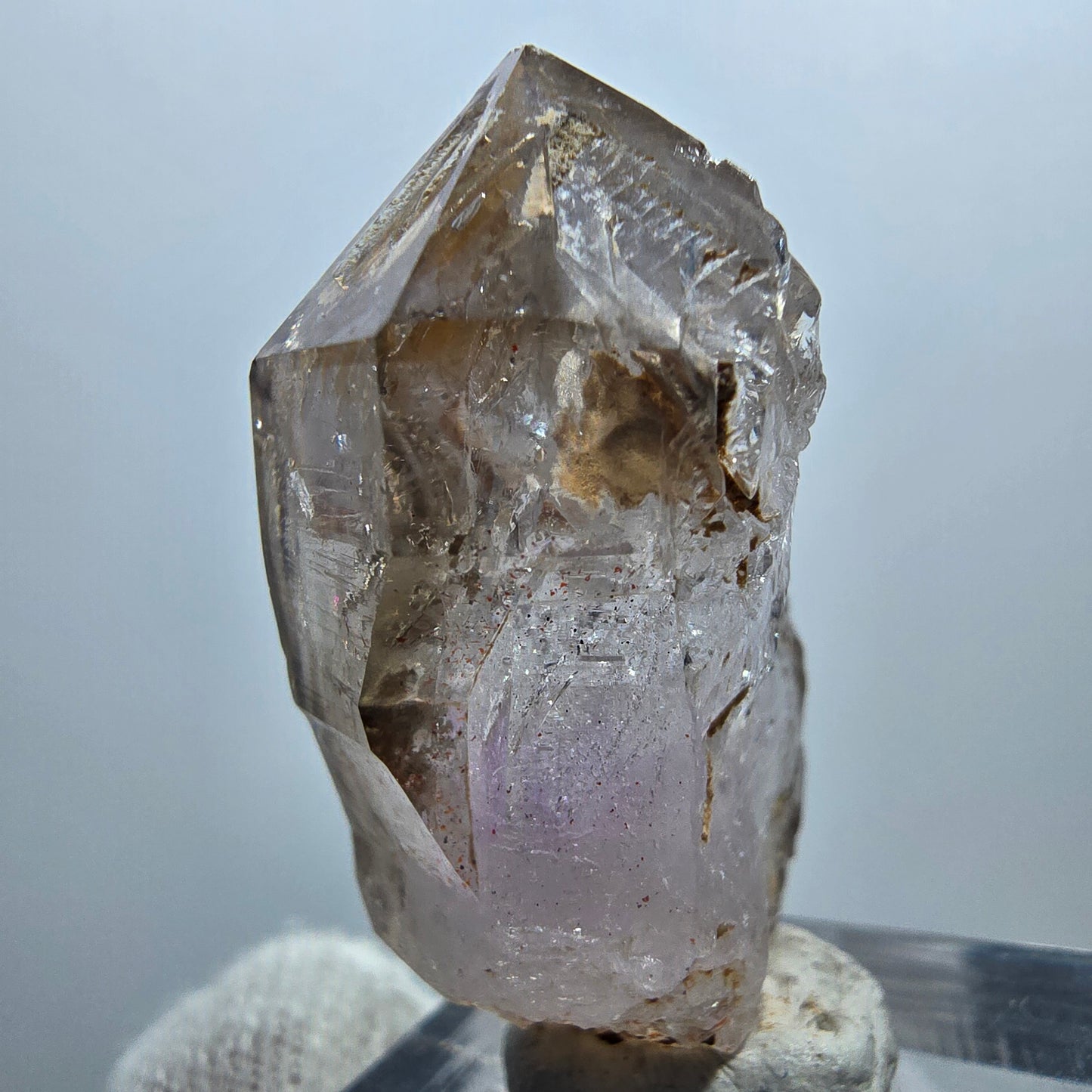 Pointe de sceptre en quartz fumé fantôme transparent, Goboboseb, Namibie, 39 x 23 x 16 mm