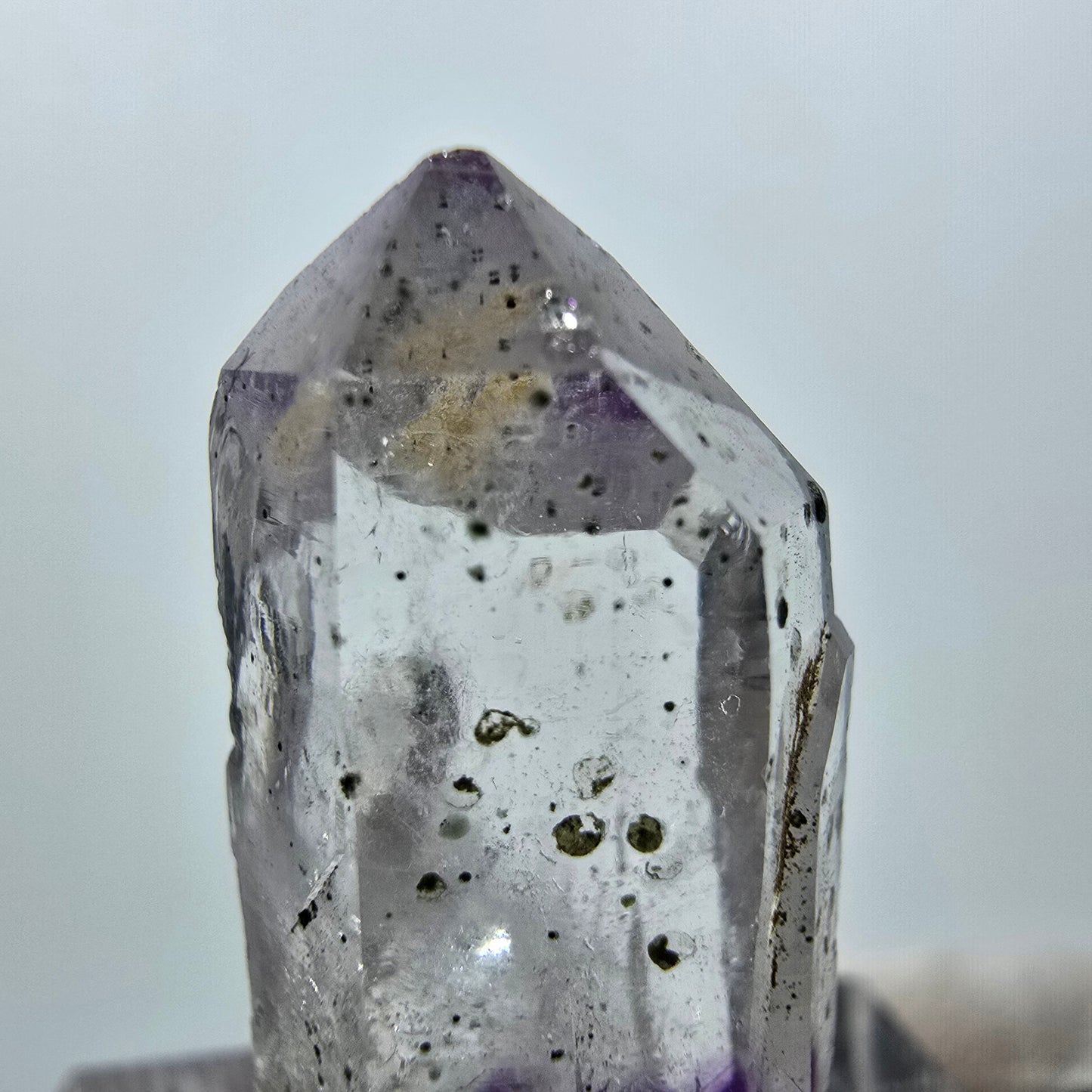 Améthyste fantôme avec hématite, mine Streep, Goboboseb, Namibie, 27 x 13 x 10 mm