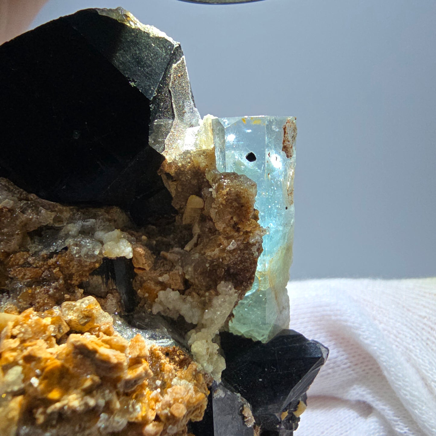 Grand spécimen d'aigue-marine, de tourmaline schorl, d'hyalite et d'orthose, Erongo, Namibie, 107 x 70 x 45 mm