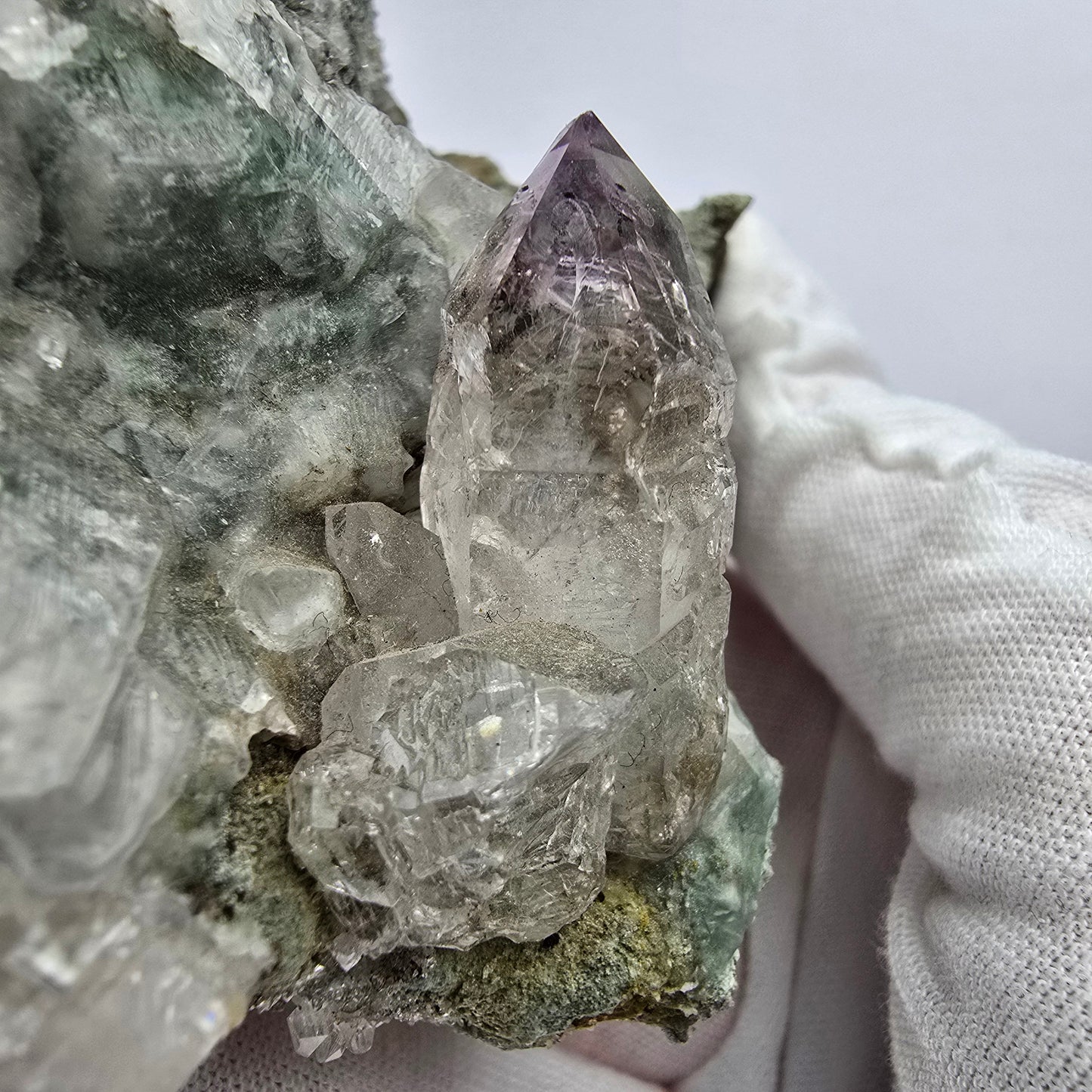 Amethyst Skelett Zepter, UV Calcit auf Matrix Goboboseb, Namibia 101*77*62mm