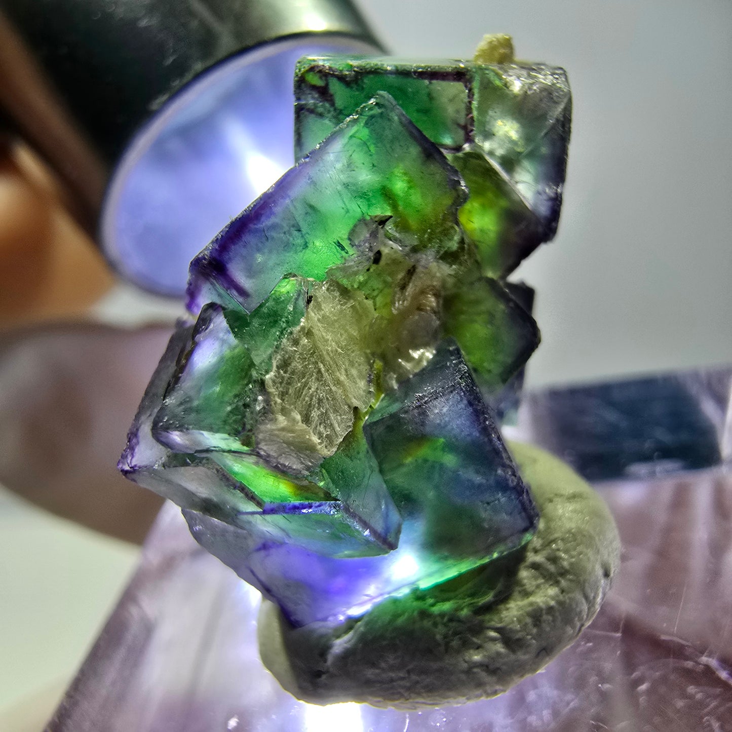Cube de fluorite fantôme, zonal, spécimen de muscovite, Erongo, Namibie, 24 x 14 x 13 mm