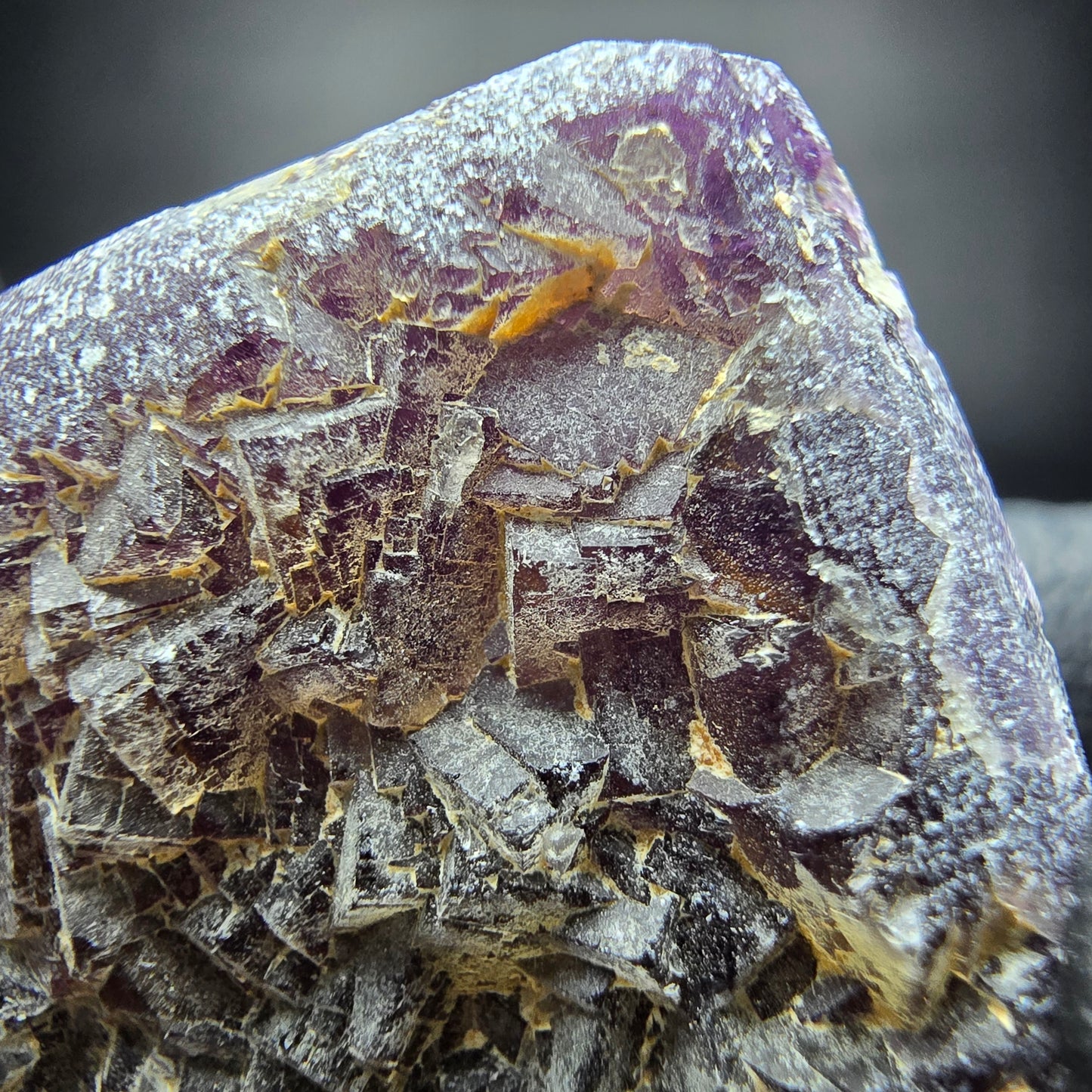 Niveau de cube de fluorite étagé violet orange Omehane, collection namibie 37*35*14mm
