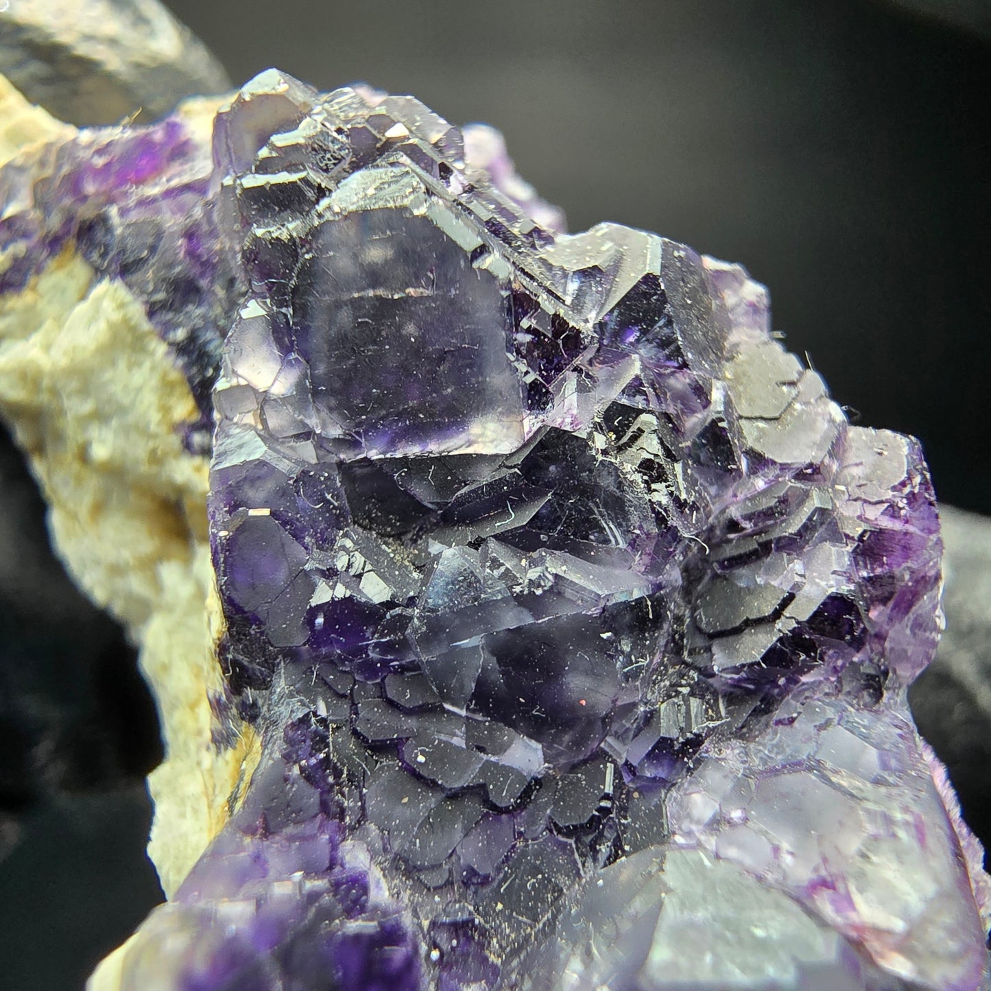 Cube de fluorite fantôme violet sur scène orthose Erongo Namibie 45*28*21mm