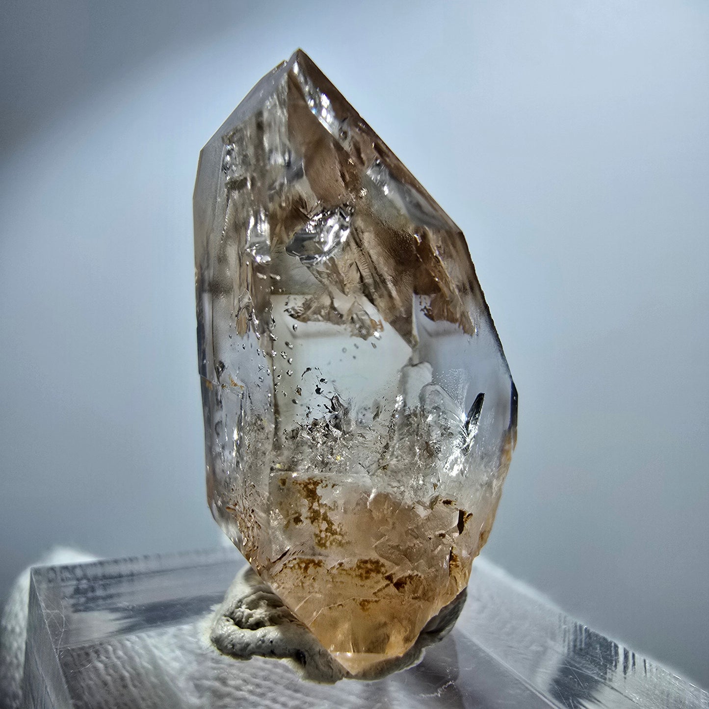 Pointe de sceptre en quartz fumé fantôme transparent, Goboboseb, Namibie, 30 x 19 x 16 mm