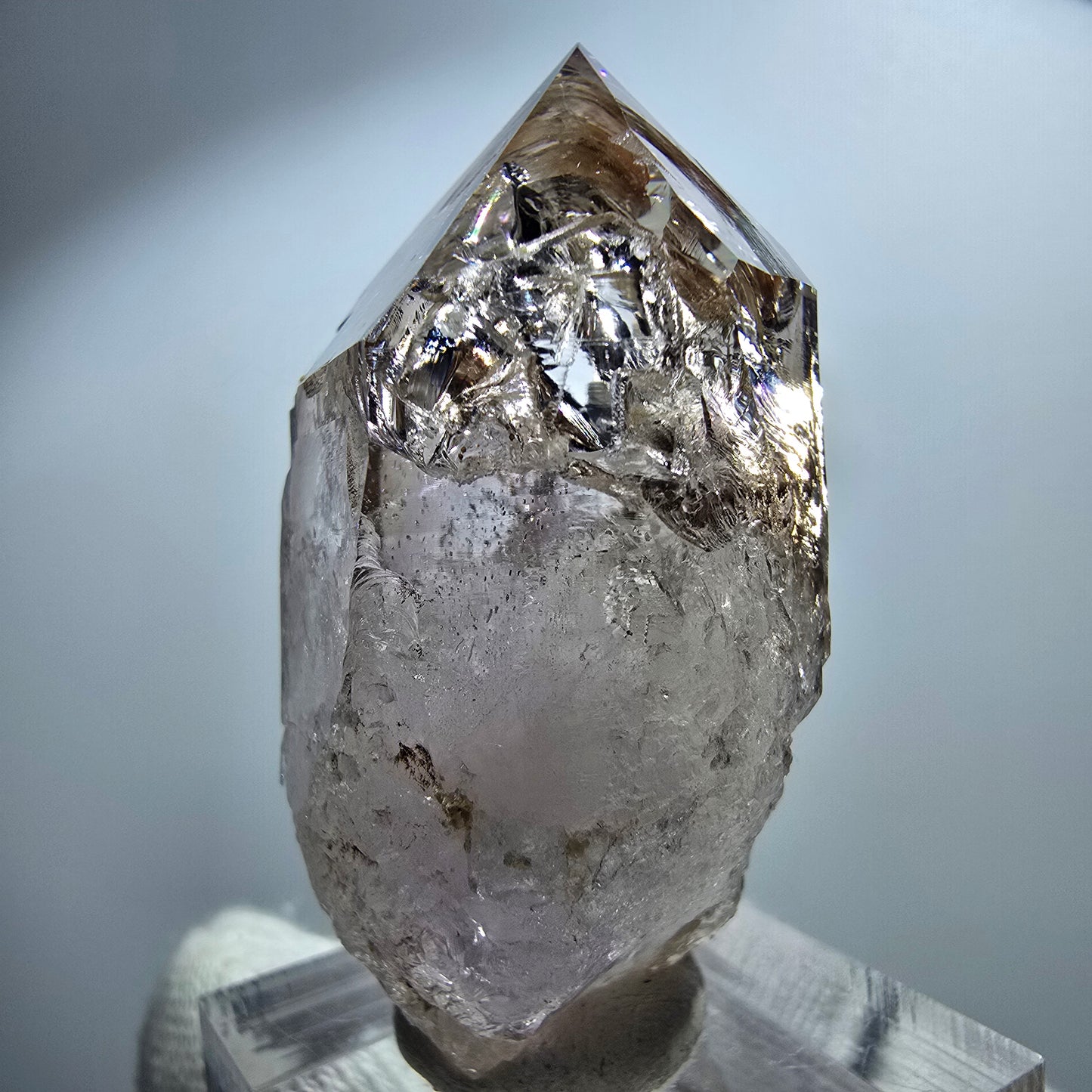 Pointe de sceptre en améthyste fantôme transparente, Goboboseb, Namibie, 46 x 20 x 20 mm