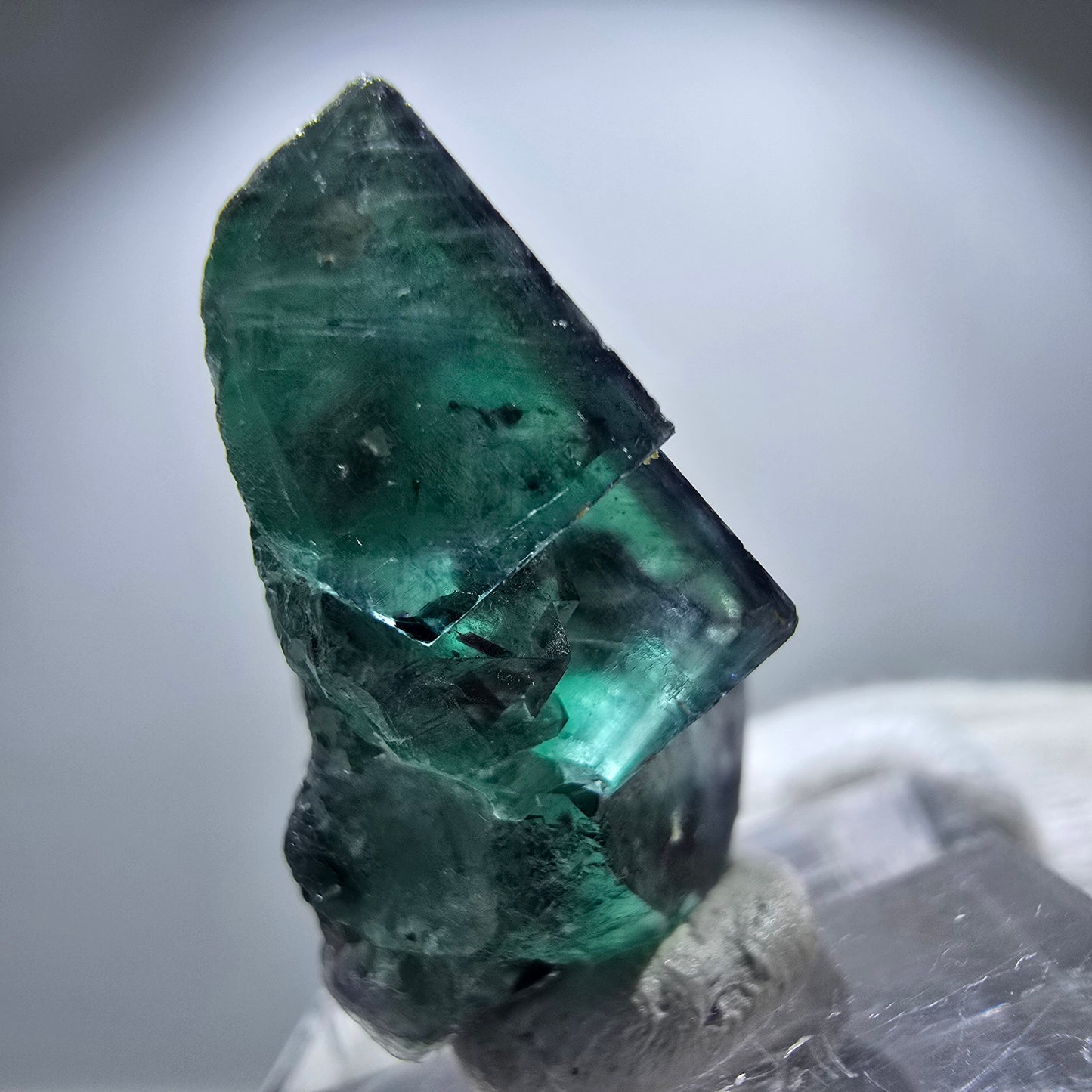 Spécimen rare de cube de fluorite fantôme, vert zonal et violet, Okorusu, Namibie, 28 x 25 x 16 mm