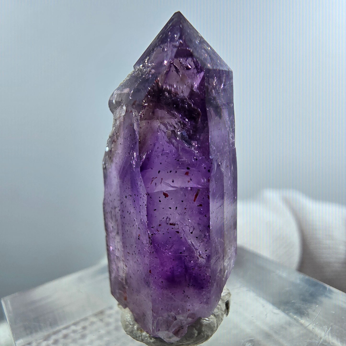 Pointe de sceptre en améthyste fantôme rare à Goboboseb, Namibie, 28 x 16 x 9 mm