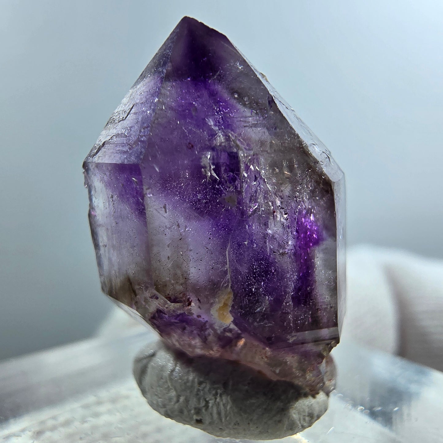 Pointe de sceptre en améthyste fantôme rare à Goboboseb, Namibie, 22 x 15 x 11 mm
