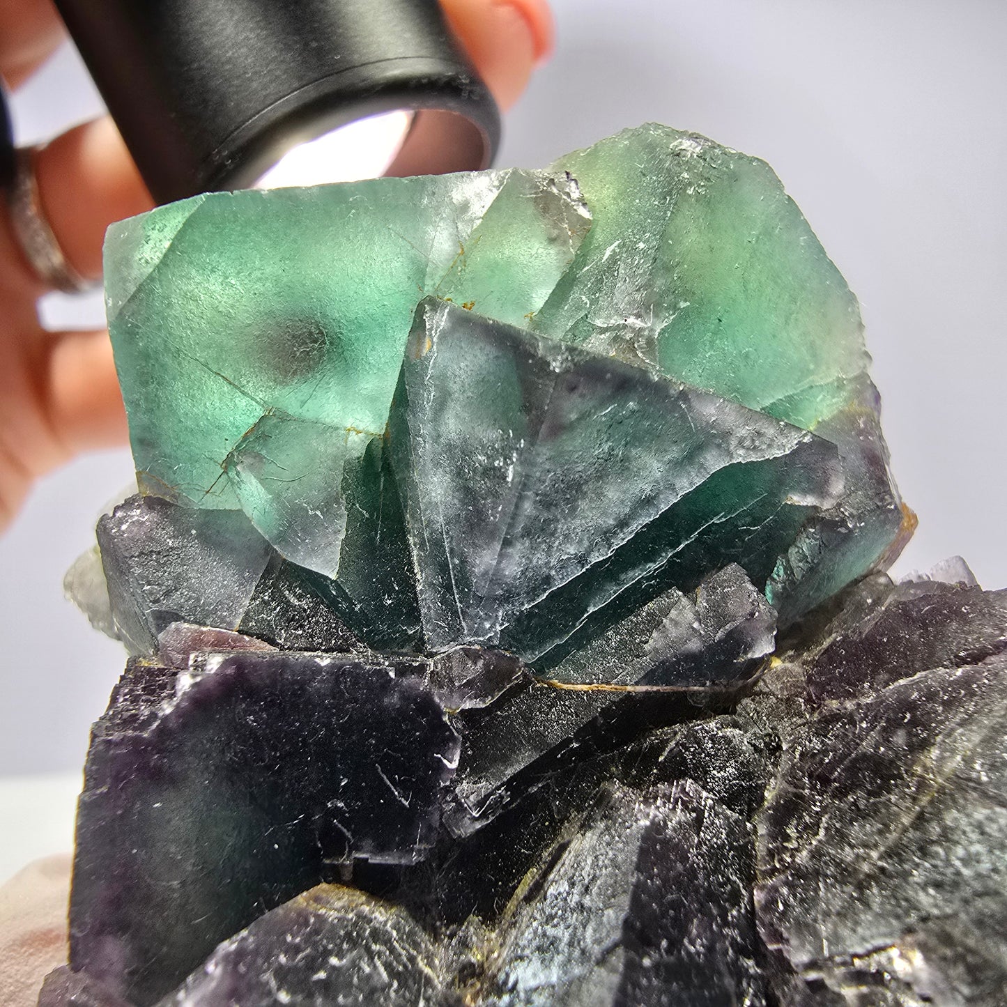 Grand spécimen de cube de fluorite fantôme, vert violet, Okorusu, Namibie, 88 x 60 x 40 mm