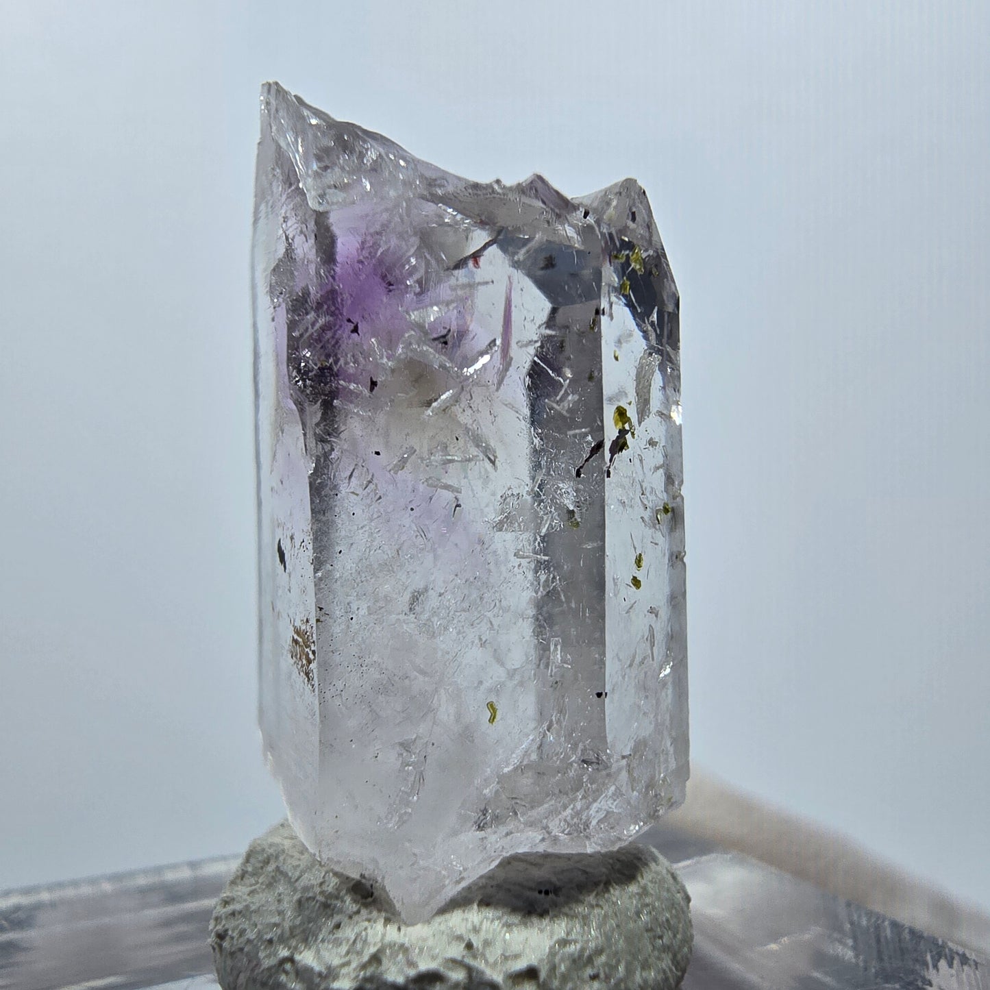 Améthyste fantôme avec préhnite, mine d'hématite Streep, Goboboseb, Namibie, 26 x 14 x 10 mm