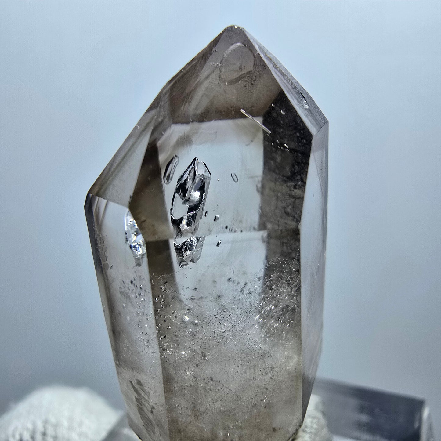 Pointe de sceptre en quartz fumé fantôme transparent, Goboboseb, Namibie, 34 x 17 x 13 mm