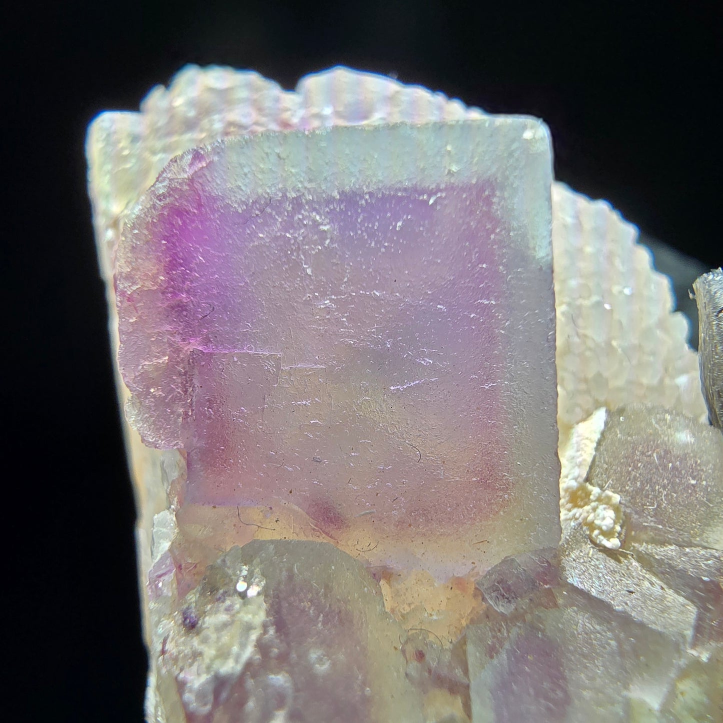 Cube de fluorite fantôme sur scène de quartz violet vert Omehane, Namibie 36*25*24mm