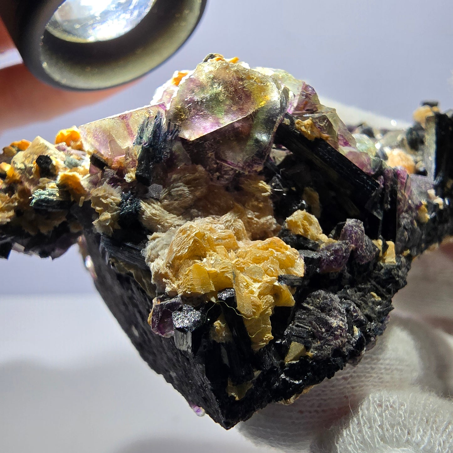 Spécimen de fluorite fantôme colorée, tourmaline scholle, muscovite, Erongo, Namibie, 91 x 57 x 38 mm