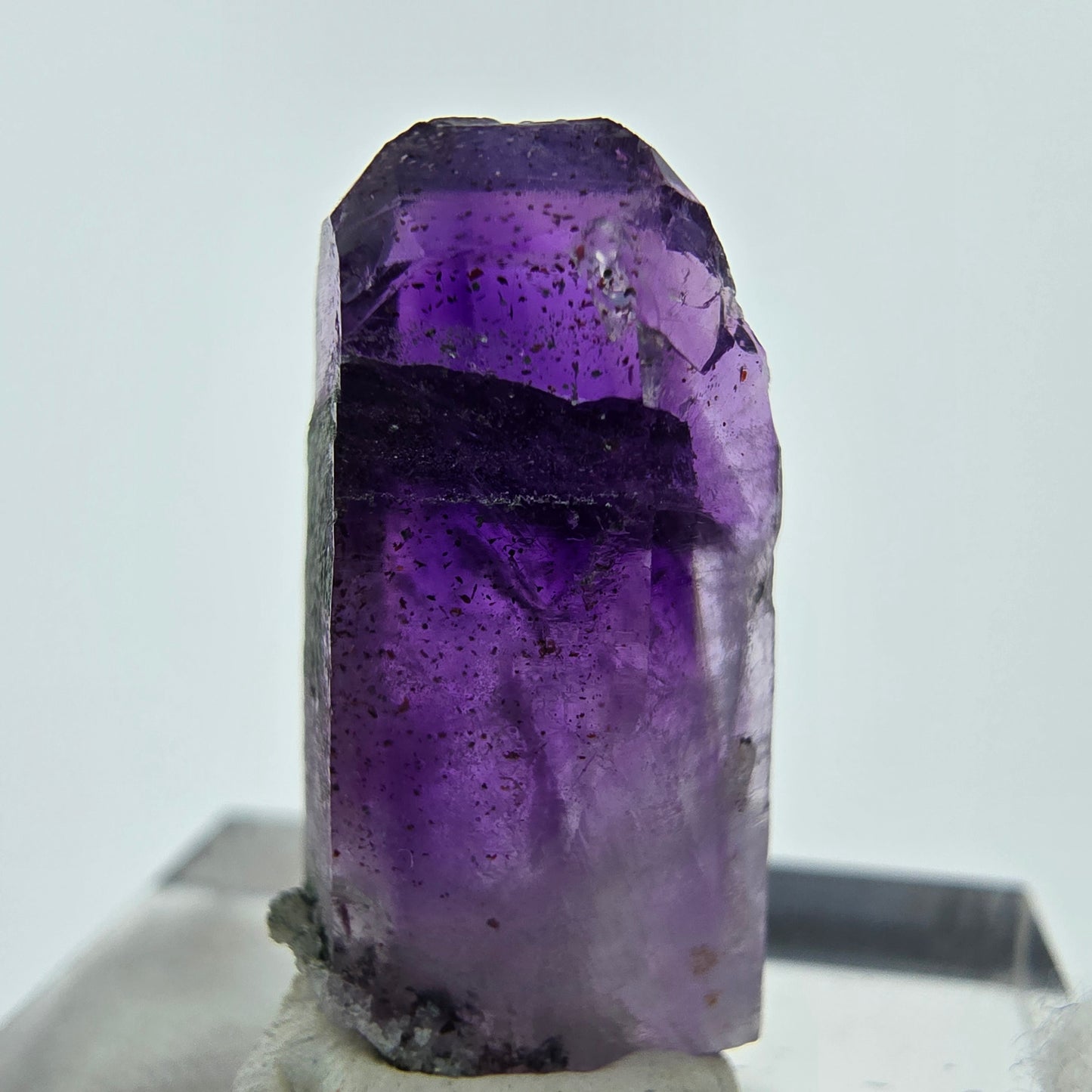 Pointe d'améthyste fantôme transparente violette, claim Buks, Goboboseb, Namibie 21*10*7mm