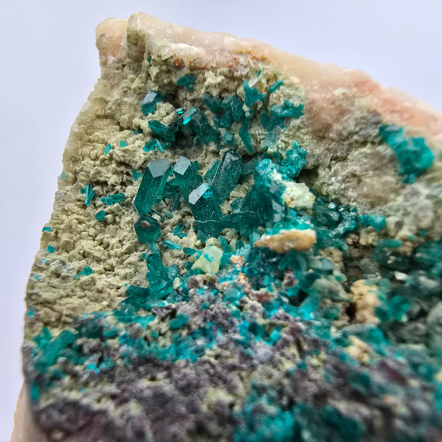 Rare spécimen de dioptase sur quartz Kaokoveld, Namibie 48*42*27mm Collection de minéraux
