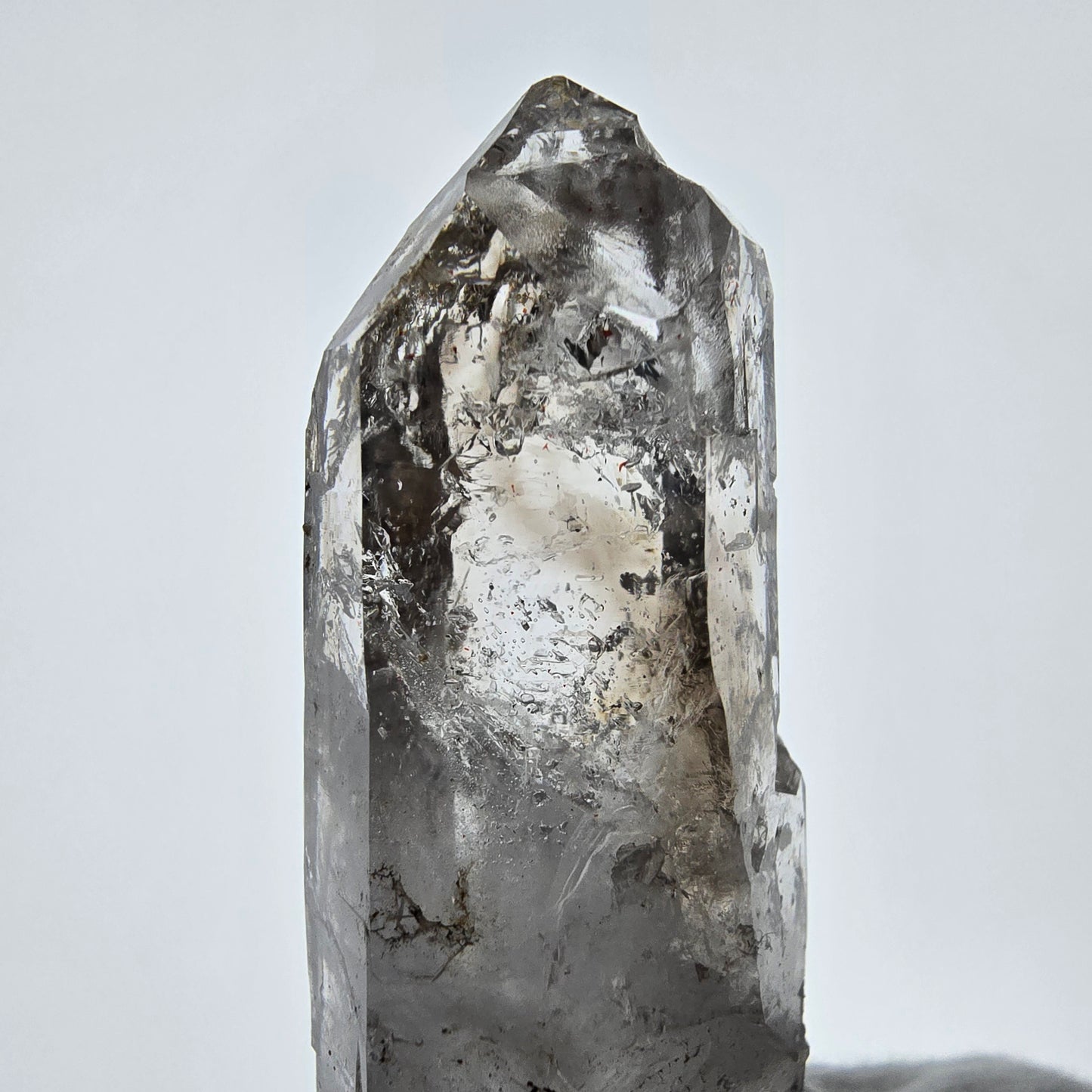 Sceptre DT en quartz fumé squelette Enhydro, poche Valentine en calcite UV, Namibie 98 x 24 x 18 mm