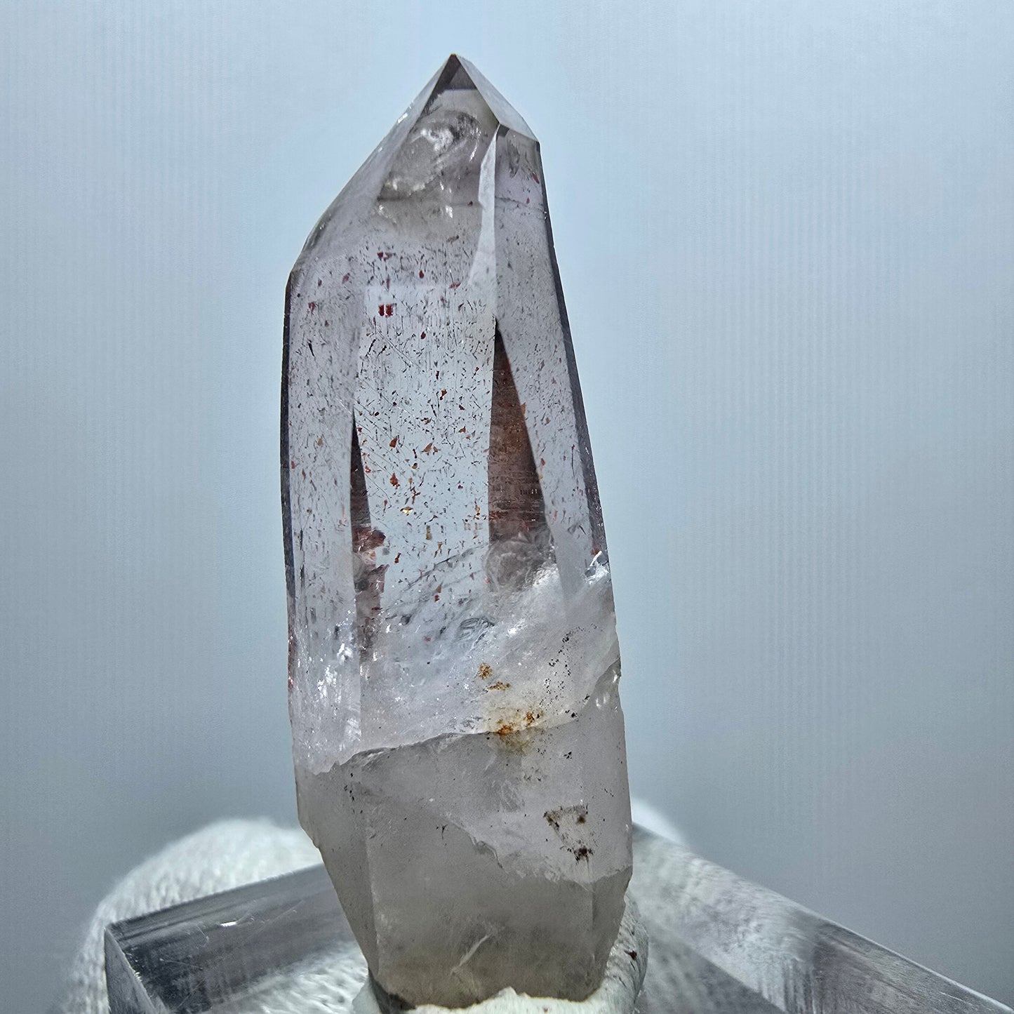 Pointe de sceptre en quartz fumé fantôme lémurien, Goboboseb, Namibie, 39 x 15 x 11 mm