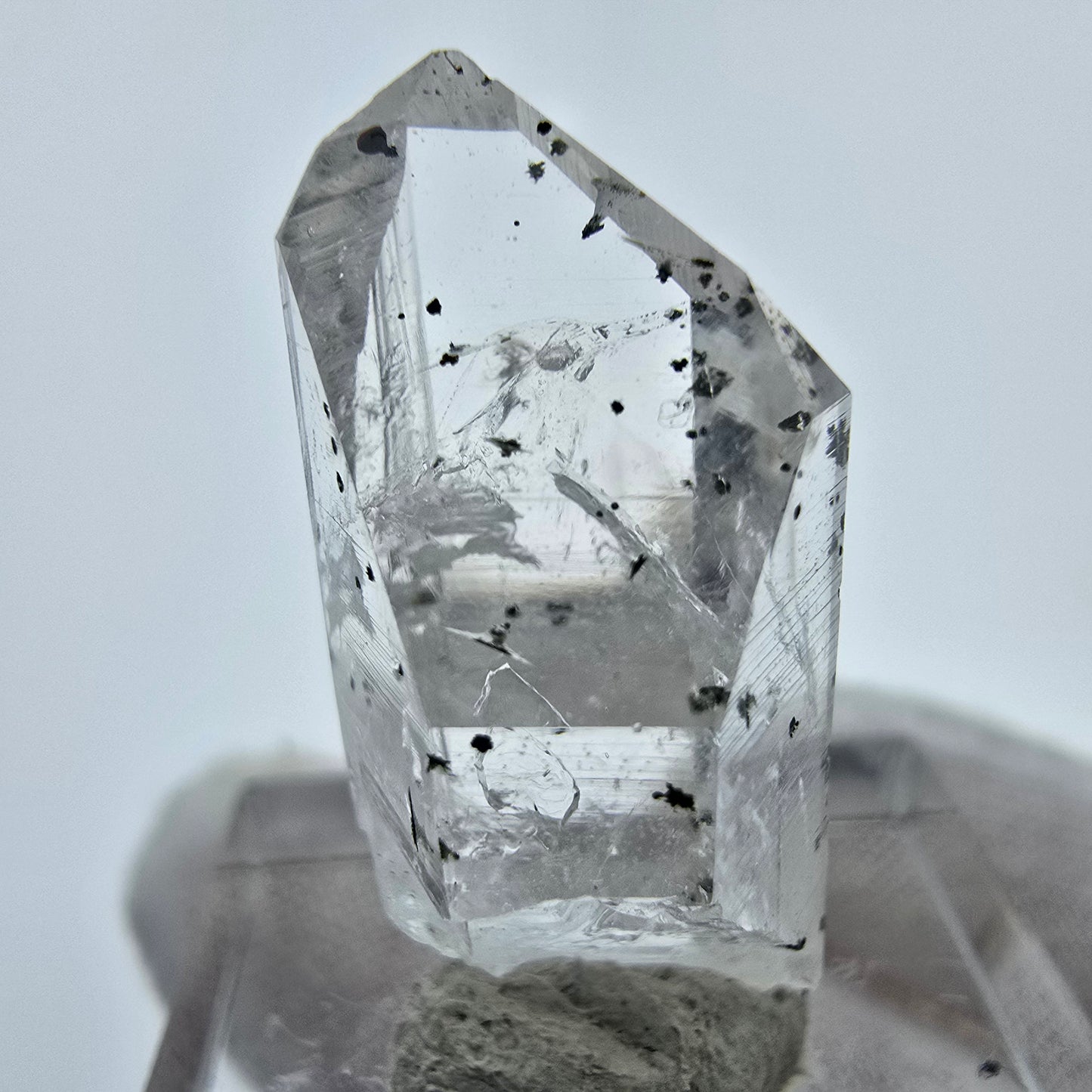Cristal de quartz hématite fantôme transparent, Streep Mine, Goboboseb, Namibie, 28 x 12 x 11 mm