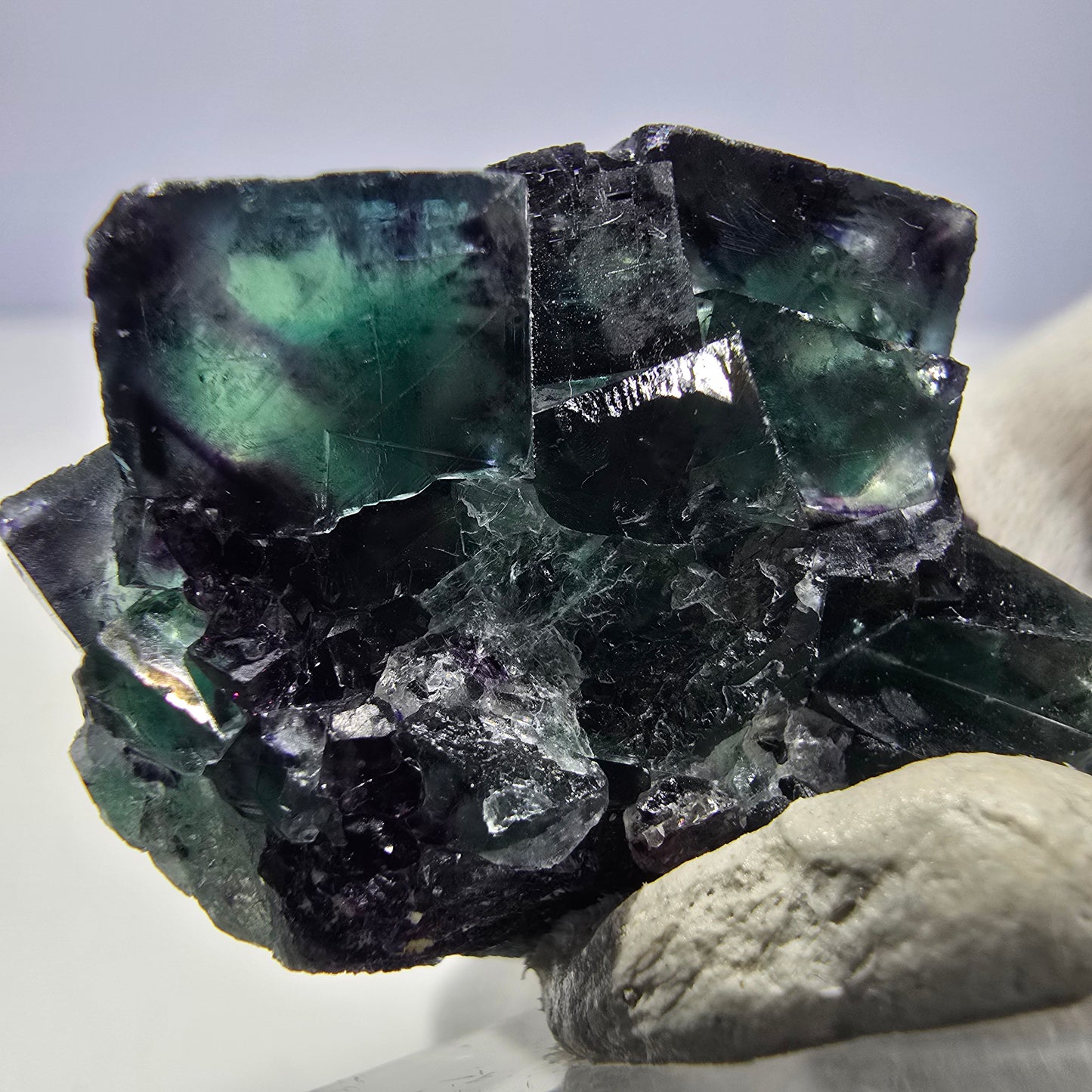 Spécimen de cube de fluorite fantôme transparente, vert-violet zonal, Okorusu, Namibie, 40 x 31 x 28 mm
