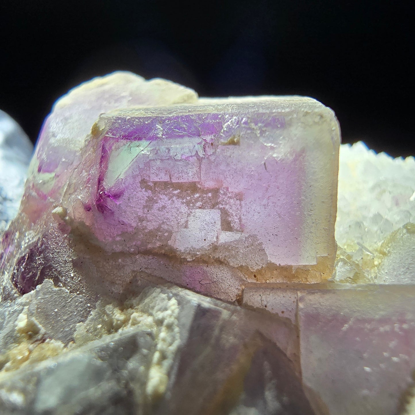 Cube de fluorite fantôme sur scène de quartz violet vert Omehane, Namibie 65*55*19mm