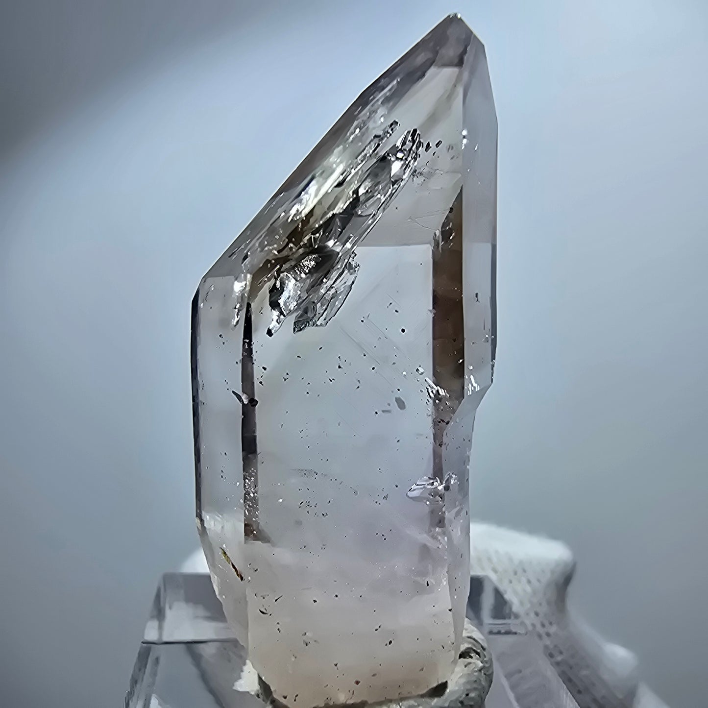 Pointe de sceptre en quartz fumé fantôme transparent, Goboboseb, Namibie, 43 x 20 x 13 mm
