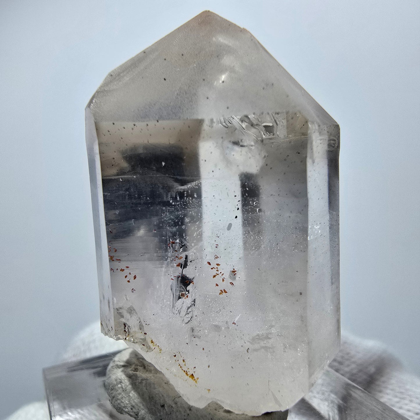 Pointe de quartz fumé fantôme clair, forme rare de Goboboseb, Namibie, 36 x 21 x 21 mm
