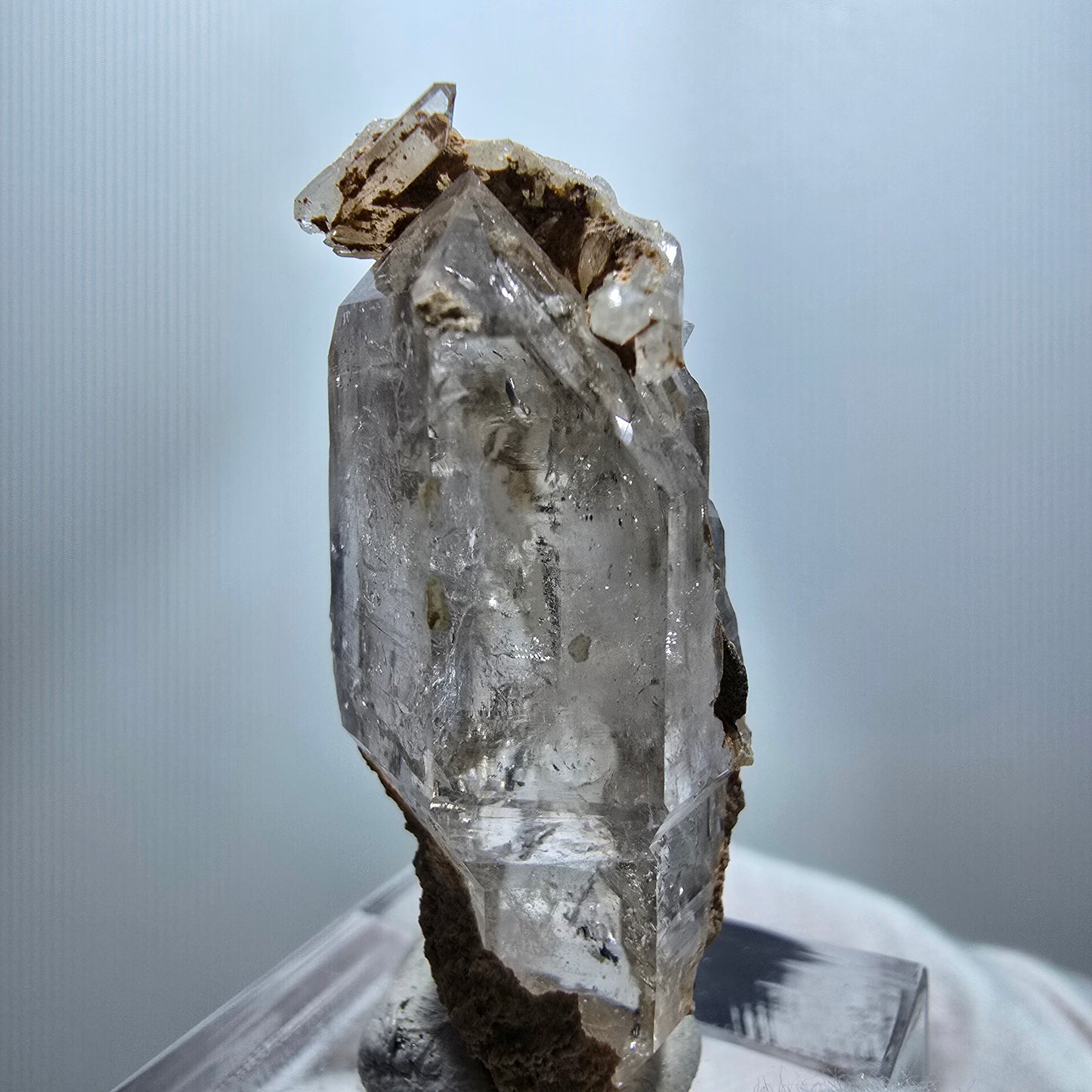 Spécimen de quartz fumé fantôme transparent à double terminaison, Goboboseb, Namibie, 40 x 21 x 13 mm