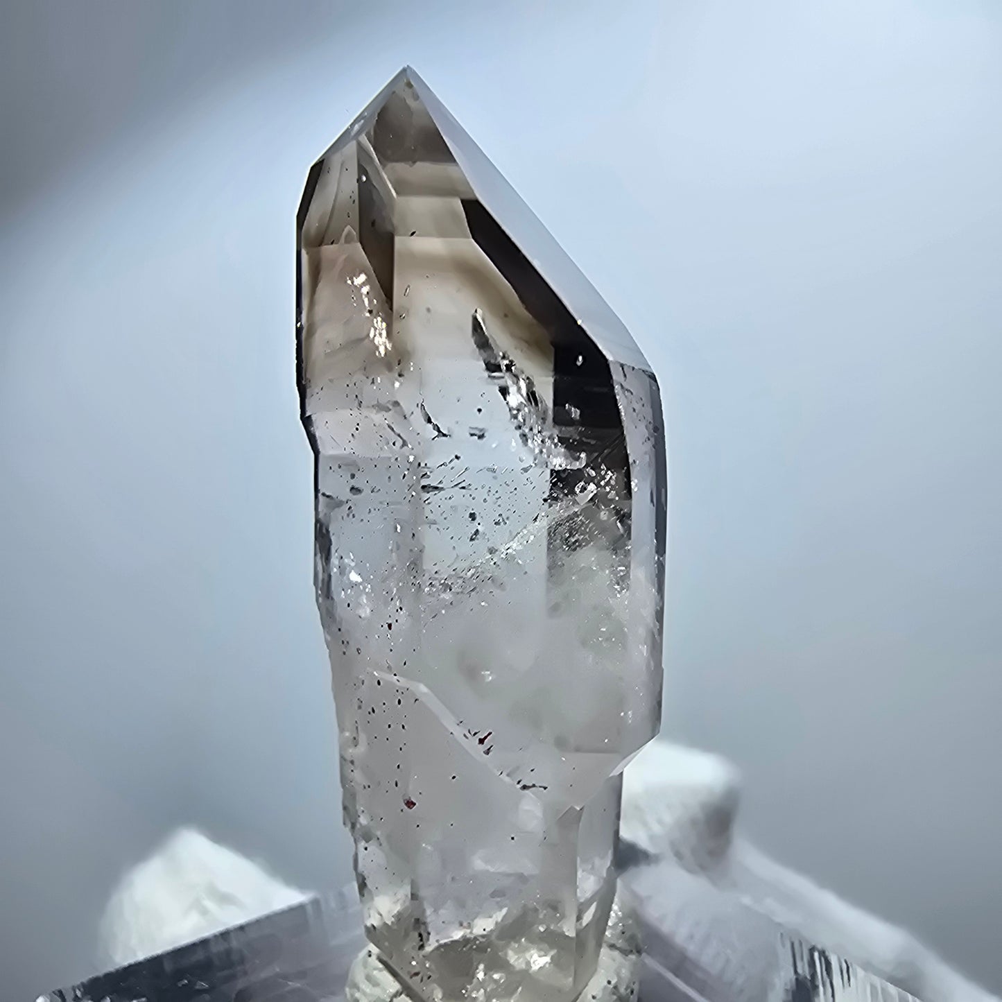 Pointe de sceptre en quartz fumé fantôme transparent, Goboboseb, Namibie, 38 x 14 x 10 mm