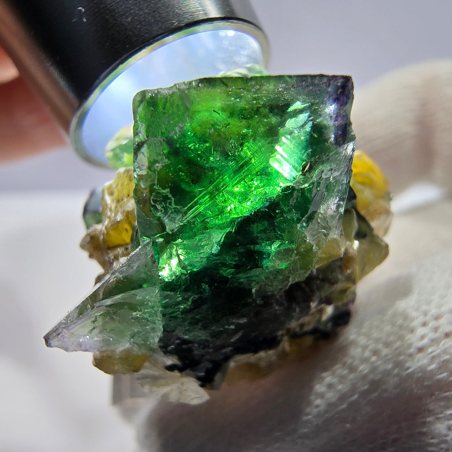 Phantom Fluorit Würfel zonal, Muskovit, Schörl Turmalin Stufe Erongo, Namibia 31*24*27mm