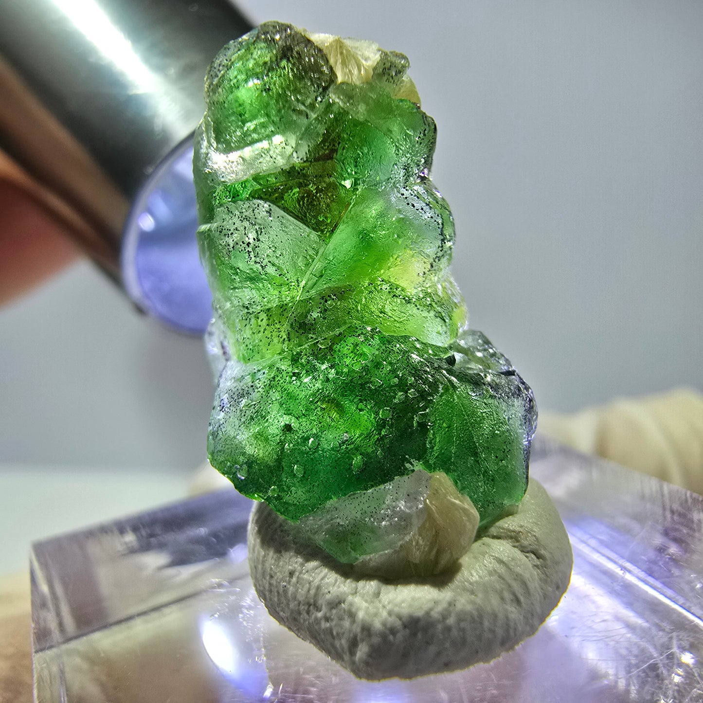 Cube de fluorite fantôme, muscovite et tourmaline Schorl, spécimen d'Erongo, Namibie, 22 x 14 x 13 mm