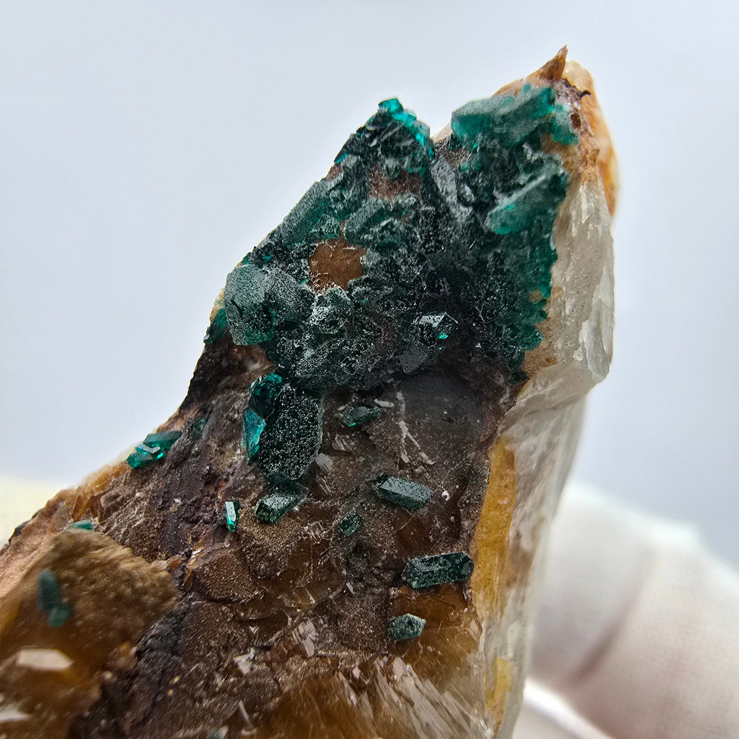 Rare spécimen de dioptase sur quartz Kaokoveld, Namibie 40*36*26mm Collection de minéraux