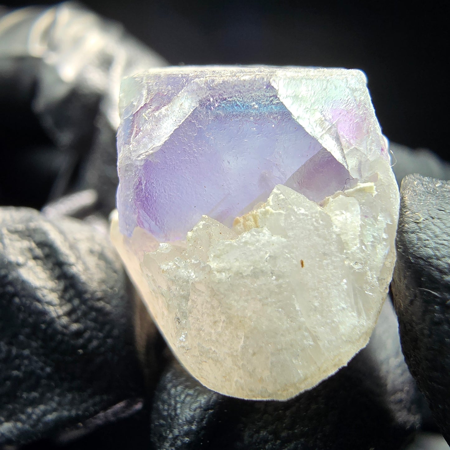 Cube de fluorite fantôme sur scène de quartz violet vert Omehane, Namibie 28*20*17mm