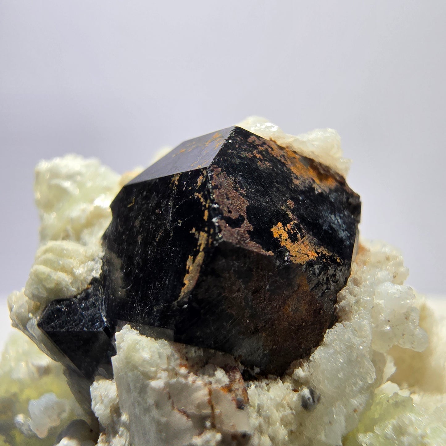 Spécimen rare d'opale hyalite (minéral UV) de tourmaline Schorl, Erongo, Namibie, 64 x 50 x 36 mm