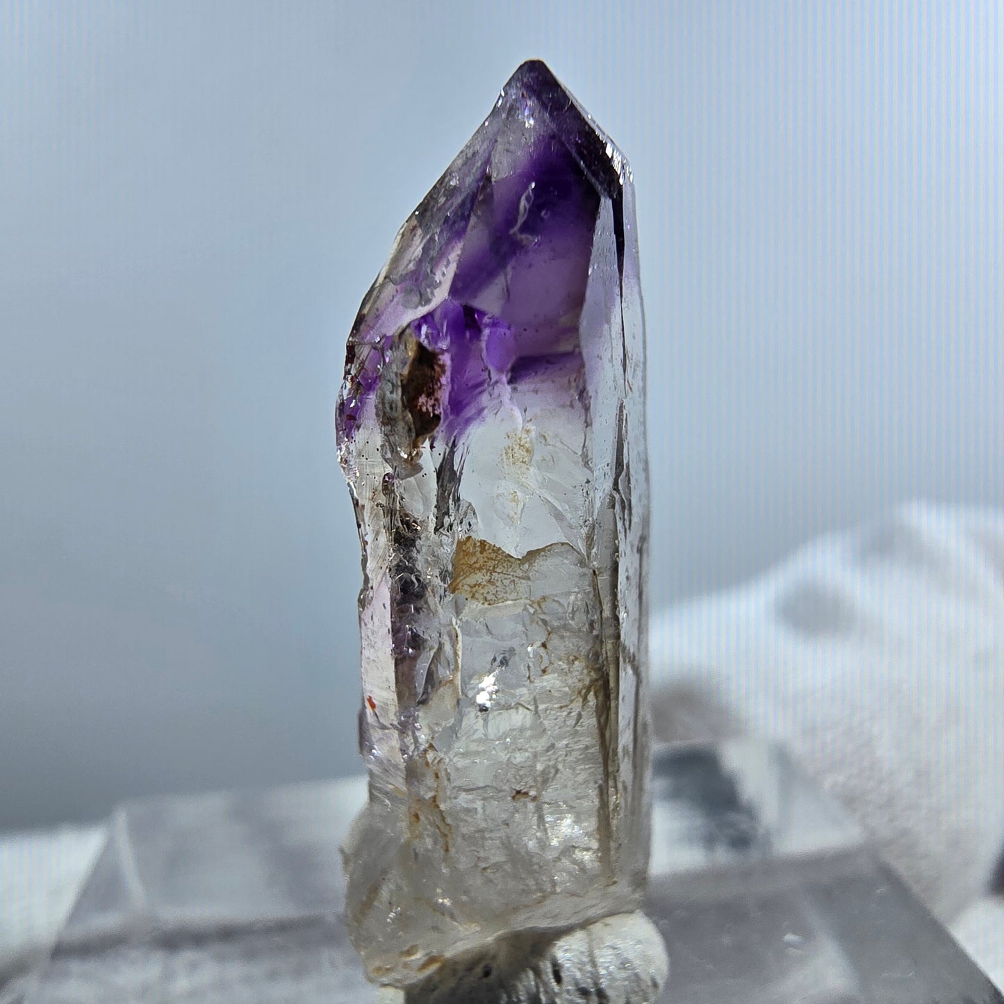 Pointe de sceptre en améthyste fantôme rare à Goboboseb, Namibie, 26 x 9 x 7 mm