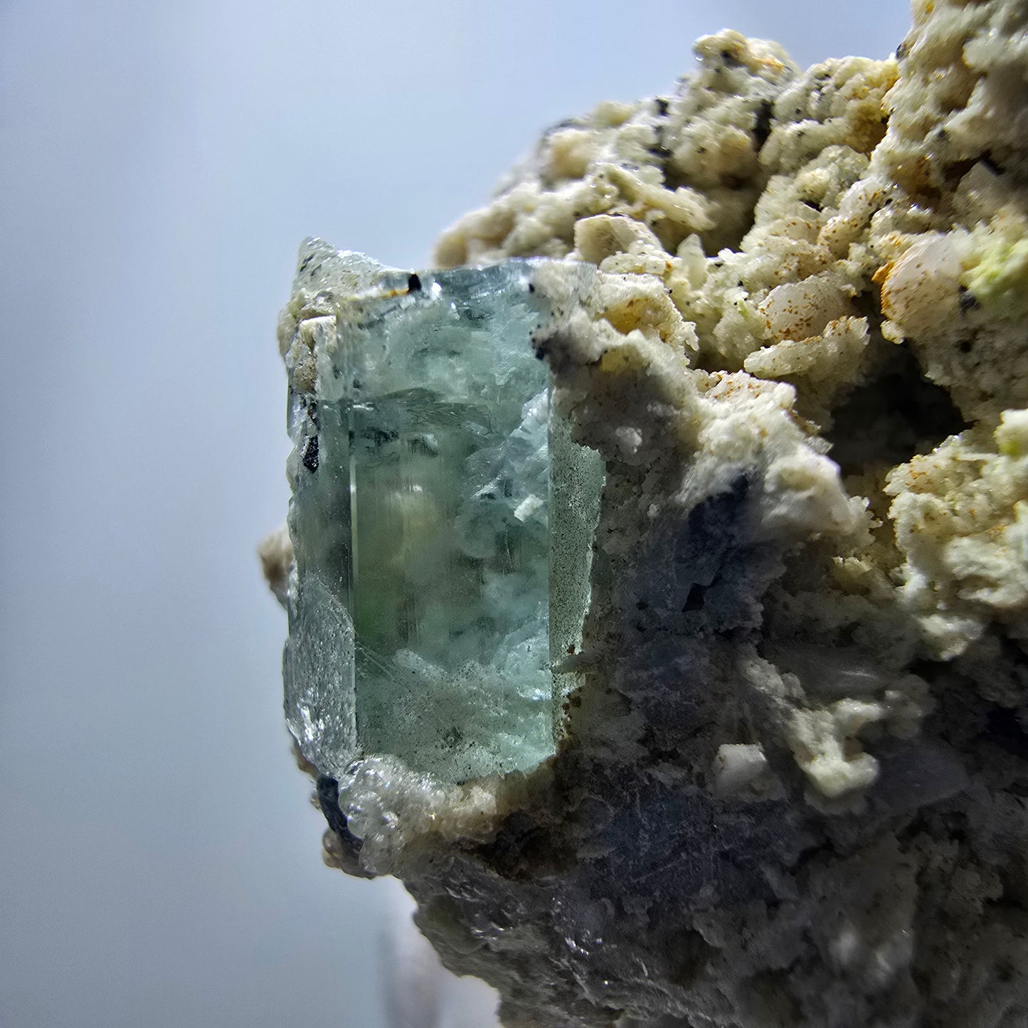 Seltene Aquamarin X mit Hyalit, Orthoklas Stufe Erongo, Namibia 39*38*28mm