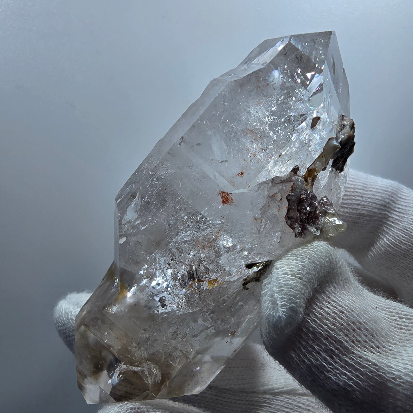 Sceptre DT Enhydro en quartz fumé lémurien, gobo de poche UV en calcite Valentine. Namibie 80 x 40 x 29 mm