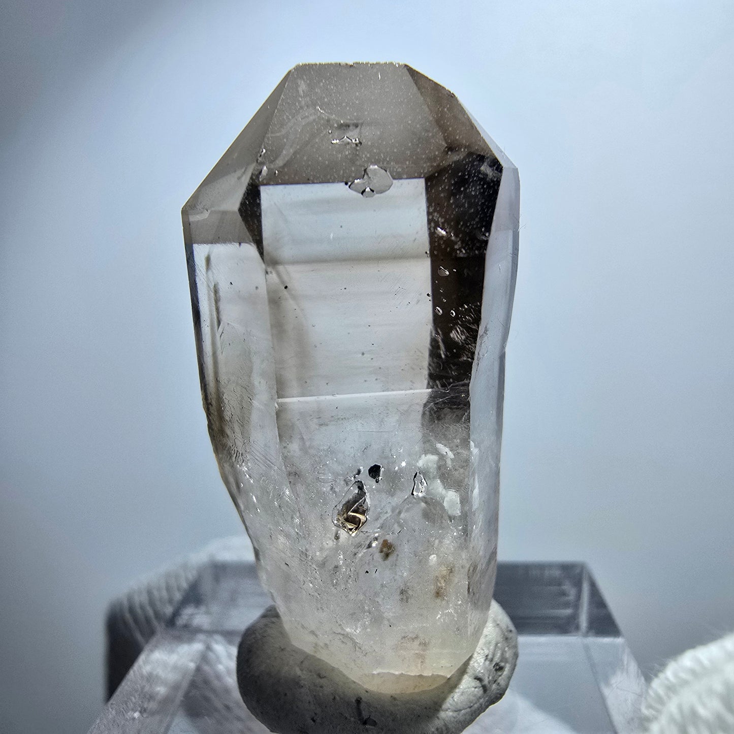 Pointe de sceptre en quartz fumé fantôme transparent, Goboboseb, Namibie, 31 x 16 x 13 mm