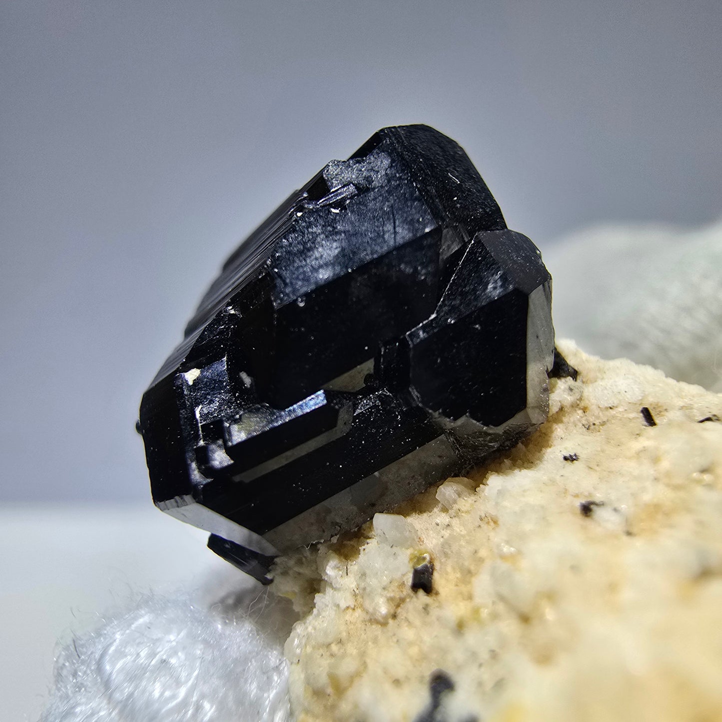 Tourmaline Schorl rare sur amas d'orthose à Erongo, Namibie