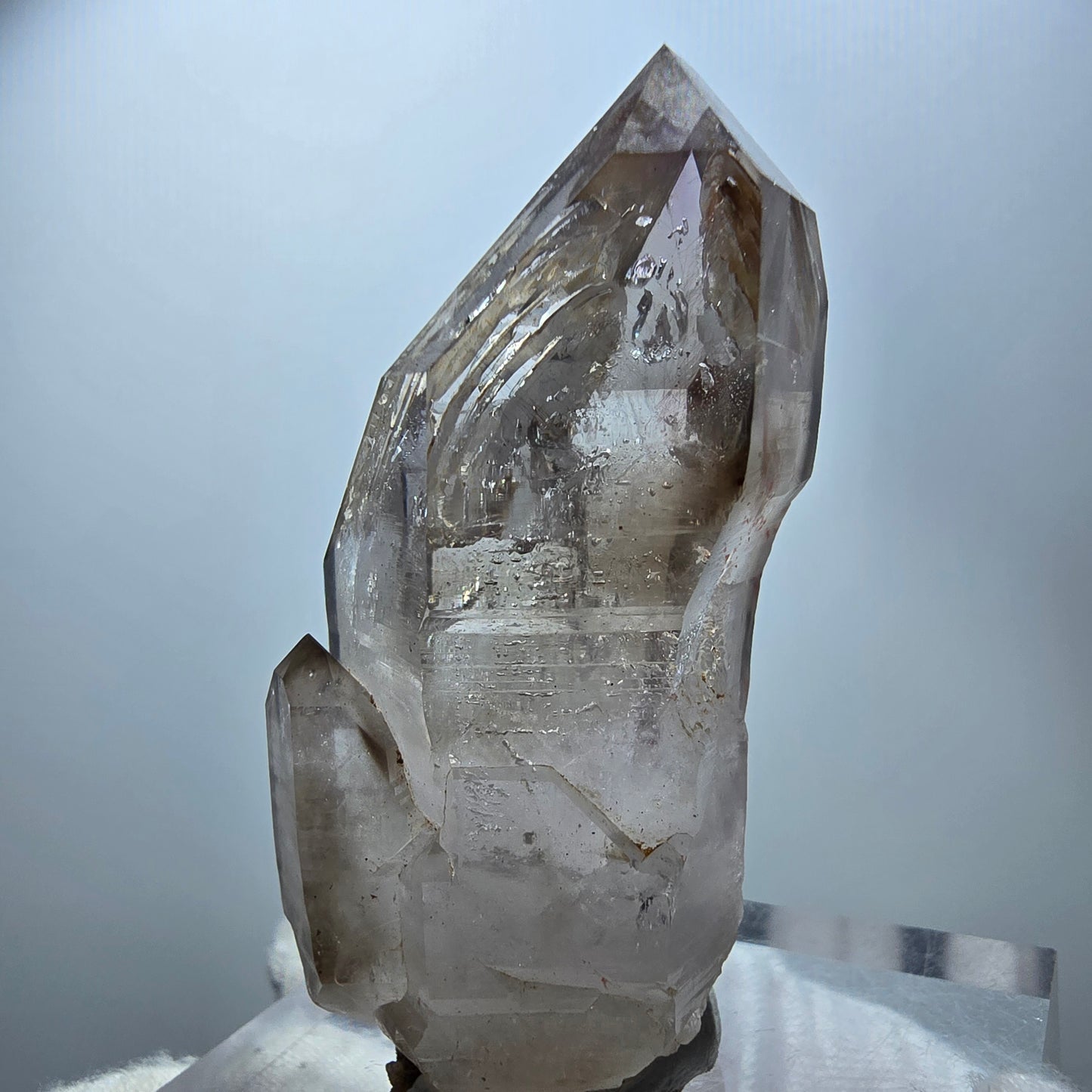 Quartz fumé fantôme transparent, pointe de sceptre, Goboboseb, Namibie, 60 x 28 x 22 mm