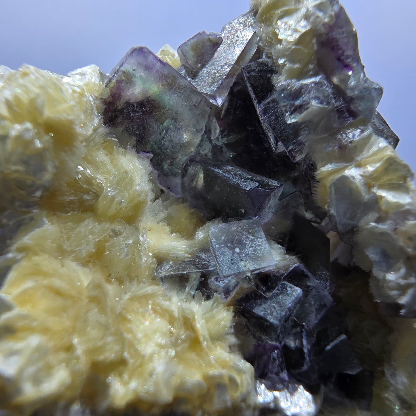 Cubes de fluorite fantôme colorés, spécimen de calcite muscovite UV, Erongo, Namibie, 63 x 52 x 31 mm