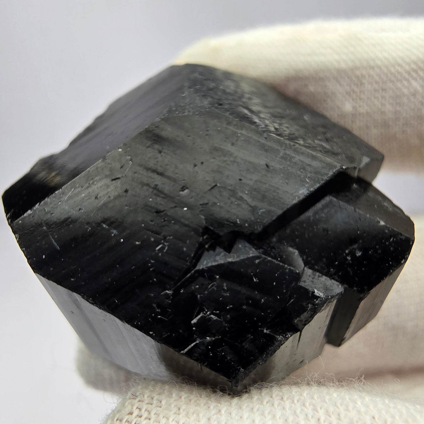 Symmetrischer Schörl Turmalin schwarz glänzend Erongo, Namibia 34*31*17mm