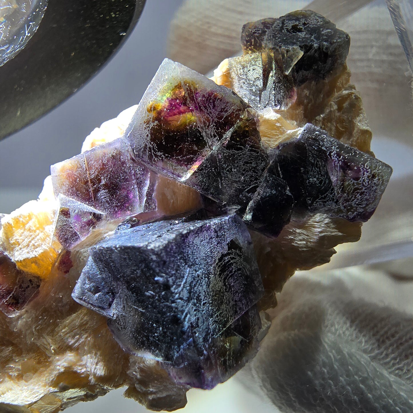 Cubes de fluorite fantôme colorés, spécimen de muscovite, Erongo, Namibie, 43 x 23 x 21 mm