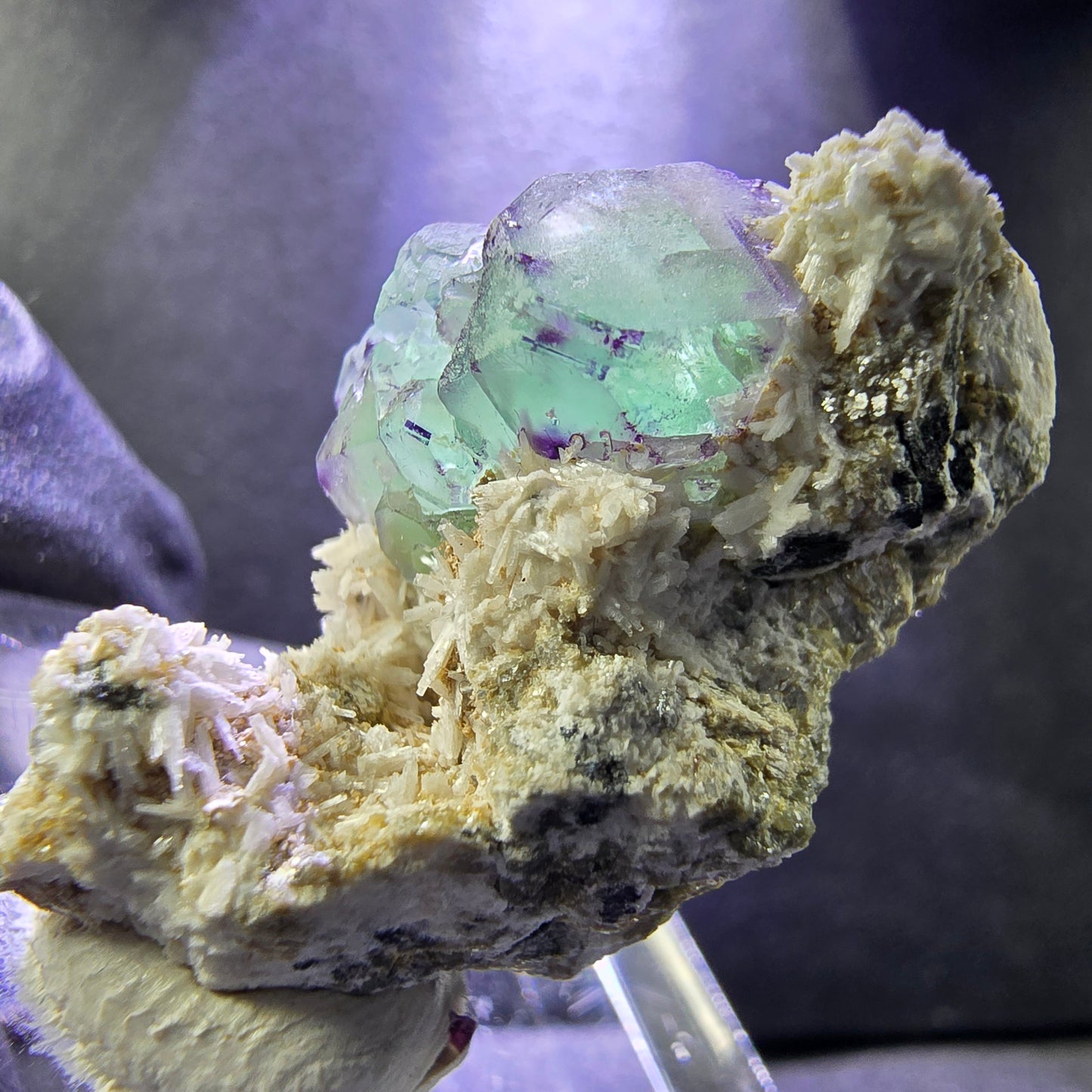 Octaèdre de fluorite fantôme, marche d'orthose muscovite 29*18*17mm Erongo, Namibie