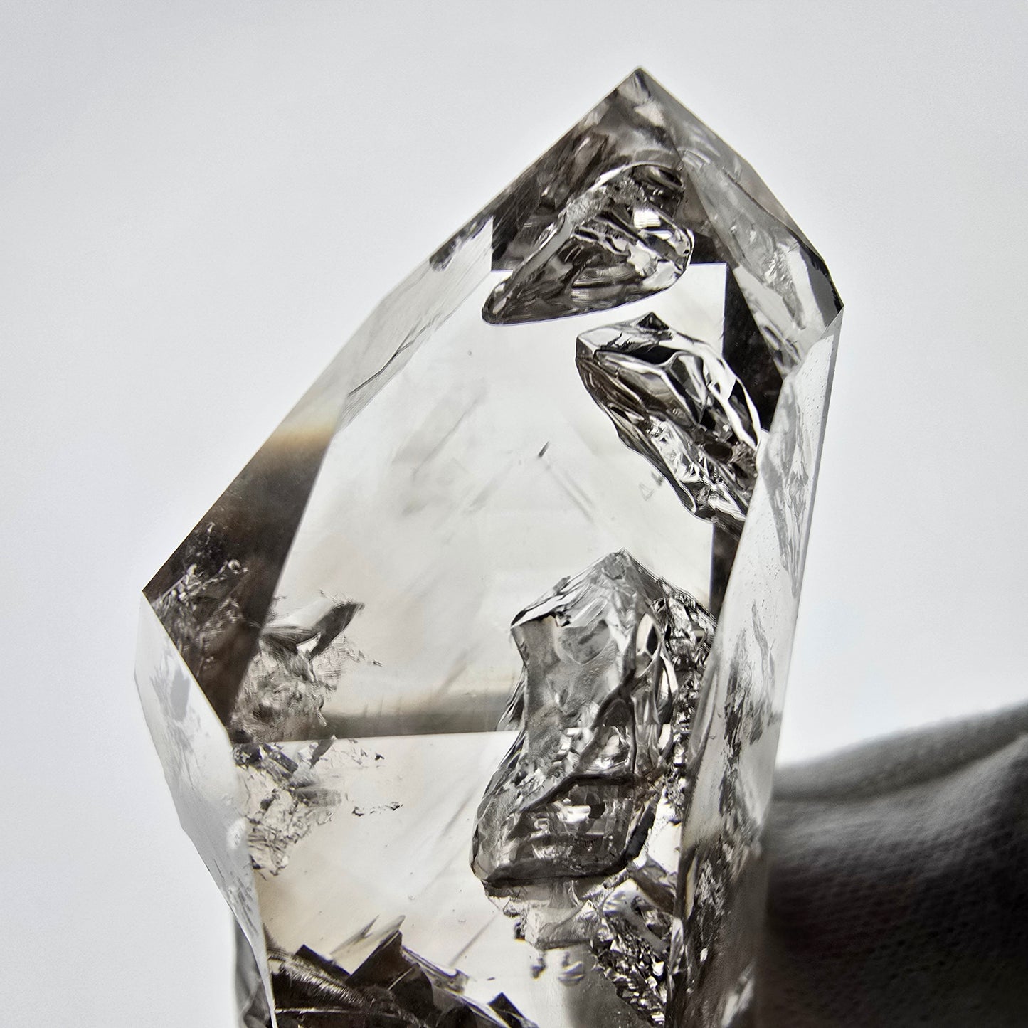Sceptre en quartz fumé Window Phantom, calcite UV Valentine Pocket Goboboseb Namibie 90 x 38 x 25 mm