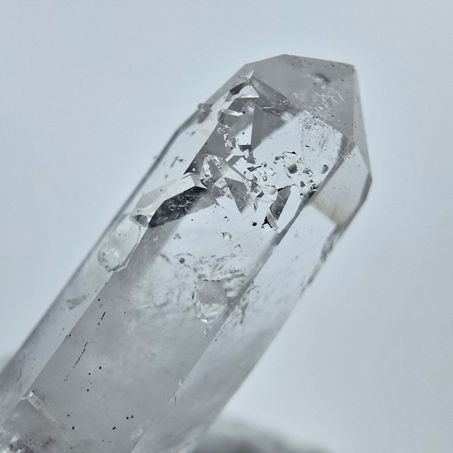 Cristal de quartz Harlequin très clair de la mine Streep, Goboboseb, Namibie, 40 x 13 x 11 mm