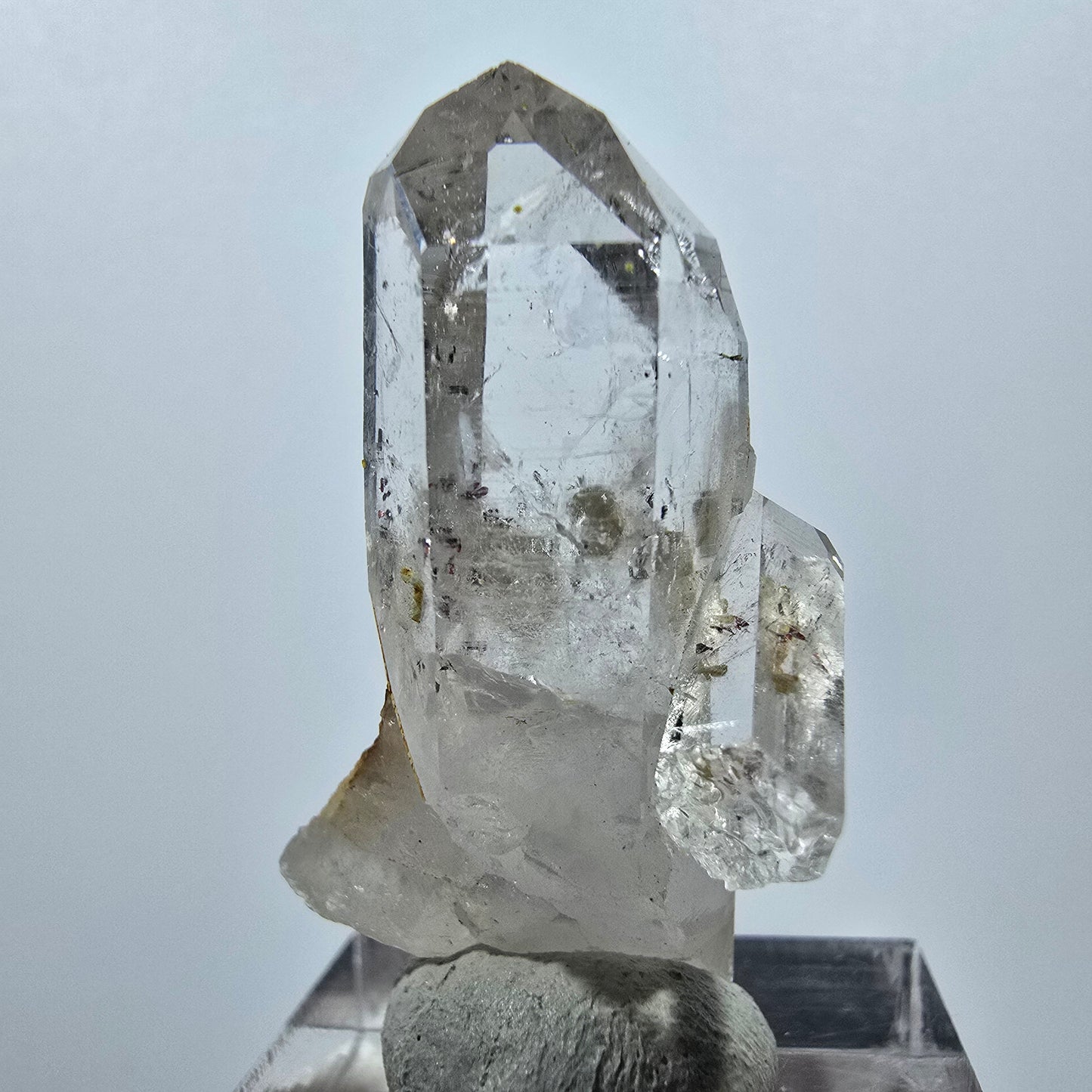 Quartz clair, préhnite, hématite, mine Point Streep, Goboboseb, Namibie, 38 x 22 x 16 mm